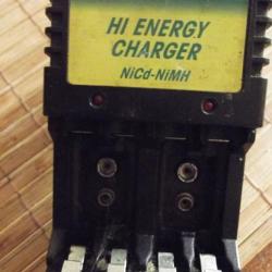 A SAISIR - Chargeur compact Energizer NiCd - NiMH 220 volts  2x6LR61 9V / 4xLR6 1.5V / 4xLR03 1.5V