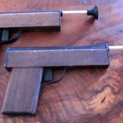Lot de deux pistolets en bois / à fléchettes Collectors