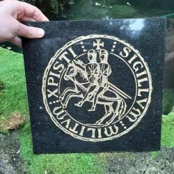 Grand Bloc de pierre noire gravé du sceau des templiers 40 x 40 cm
