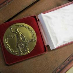 belle médaille commémorative libération camp travail forcé STO 40 ans bronze diam 6.5cm+boite S.T.O