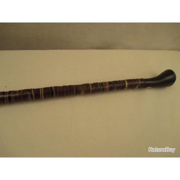 canne de dfense  en rondelles de corne de diffrentes couleurs 85 cm le pommeau est en corne  brune