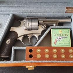 SUPERBE REVOLVER 1873 COFFRET ET ACCESSOIRES