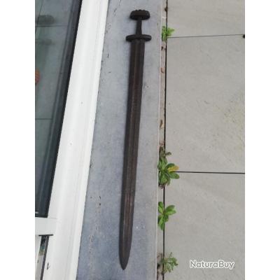 Épée ancienne médiévale haute époque en fer forgé morion cabasset armet bourguignotte