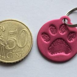 MEDAILLE Gravée chien moyen rose foncé 25 mm "patte" en relief alu personnalisation offerte
