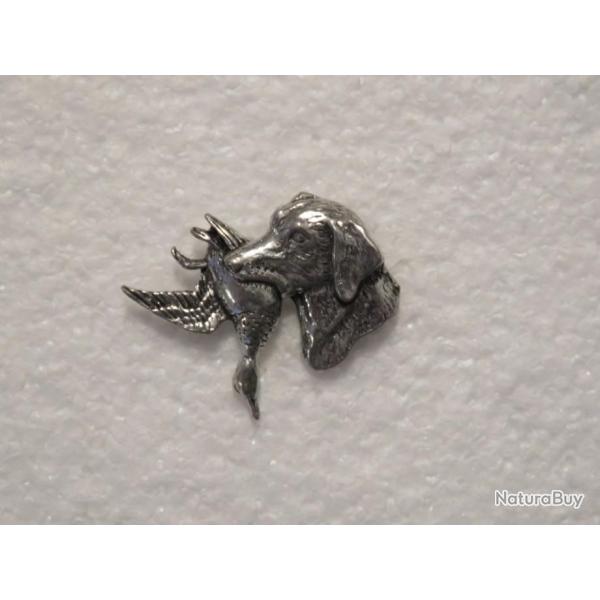 Broche Pin's d'un chien de chasse 30 X 25 mm