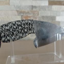couteau forgé style skinner manche en Paracord