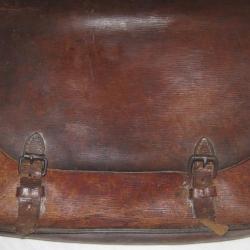 Sympathique ancienne sacoche en  vrai cuir