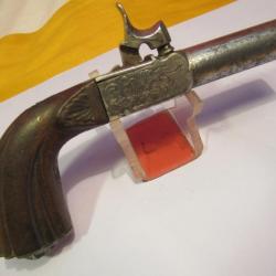 Jolie Pistolet époque Louis Philippe.   Crosse style renaissance.  1coups poudre noire. Balle forcée