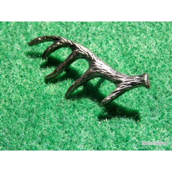 dcoration de chapeau..pin's.... bois de cerf