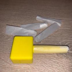 Mandrin jaune pour confectionner les étuis en papier combustible des armes à percussion en 44