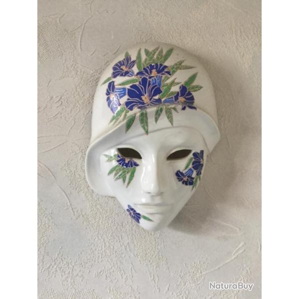 Masque en porcelaine