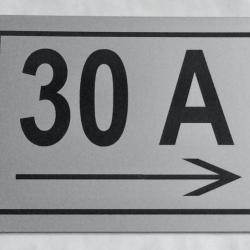 panneau numéro de maison et flèche à droite personnalisé plaque pvc format 200 x 300 mm fond ARGENTÉ