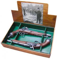 Réplique décorative Denix d'une paire de pistolets de duel Italien à poudre noire