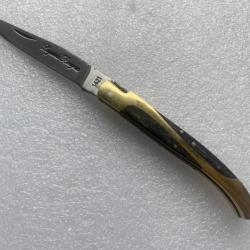 Couteau de poche Cypra  Manche en bois coloré noire et laiton.