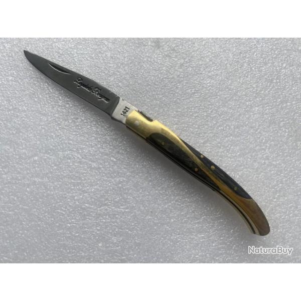 Couteau de poche Cypra  Manche en bois color noire et laiton.