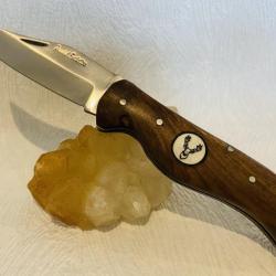Couteau de poche ou chasse Pradel évolution avec son manche en bois de palissandre motif cerf.