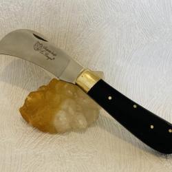 Couteau Serpette Le Bougna avec son manche en corne noir.