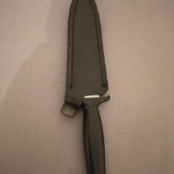 Couteau &agrave; double tranchant dit de bottes