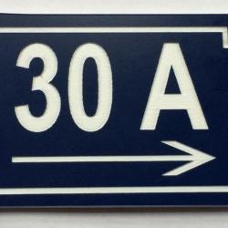 numéro de rue maison et flèche à droite personnalisé plaque pvc format 200 x 300 mm fond BLEU