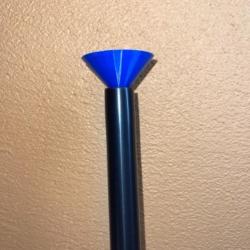 Entonnoir long bleu ( 25 cm ) pour pistolet à poudre noire mèche, silex, percussion etc....