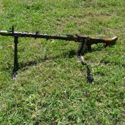 MG34 CAMO AVEC BANDE ,FONCTIONNE A SEC, BIPIED REPLIABLE ,CRIANTE DE VERITE AVEC POID ET DIMENSIONS