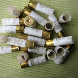 Douilles  de  cal  12/70  blanches tirées  1  fois  pour  rechargement  culots de  20 mm  état  neuf