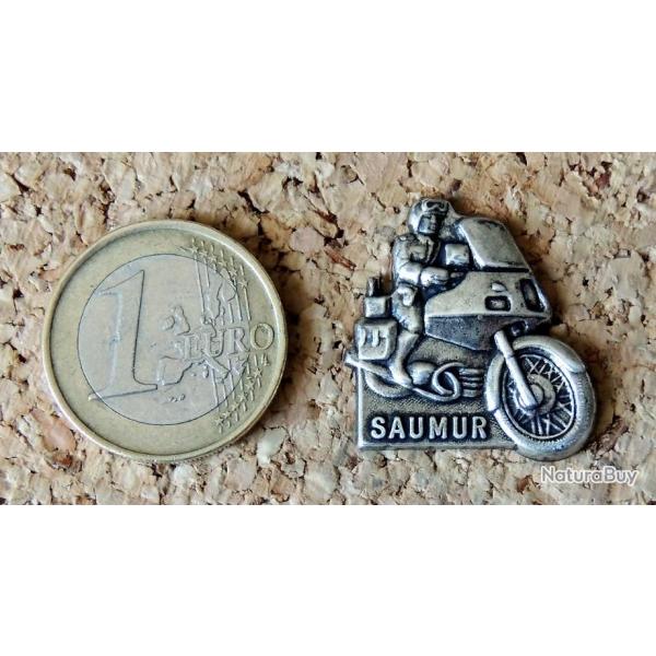 Pin's MOTO GENDARMERIE NATIONALE - Gendarmerie de Saumur (49) - mtal argent - fabricant PICHARD