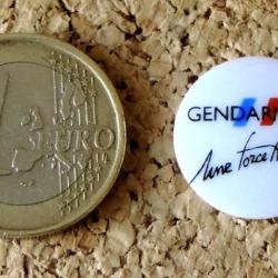 Pin's GENDARMERIE NATIONALE - Une force humaine rond - porcelaine - fabricant THOSCA