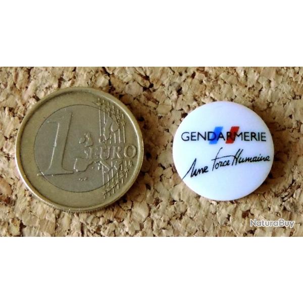 Pin's GENDARMERIE NATIONALE - Une force humaine rond - porcelaine - fabricant THOSCA