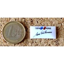 Pin's GENDARMERIE NATIONALE - Une force humaine rectangle - porcelaine - fabricant THOSCA