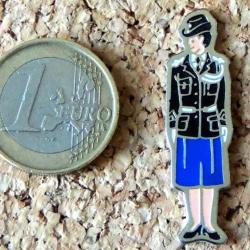 Pin's GENDARMERIE NATIONALE - Gendarme en grande tenue personnel féminin - peint cloisonné