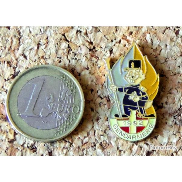 Pin's GENDARMERIE NATIONALE - JO 1992 Alberville Savoie - maill  froid poxy - fabricant PIN'STOR
