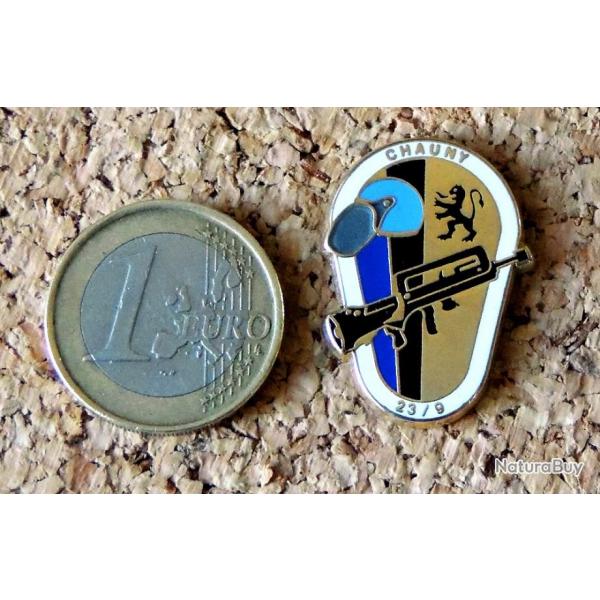 Pin's GENDARMERIE NATIONALE - Gendarmerie Mobile Escadron 23/9 CHAUNY (02) - EMAIL - fabricant AMC