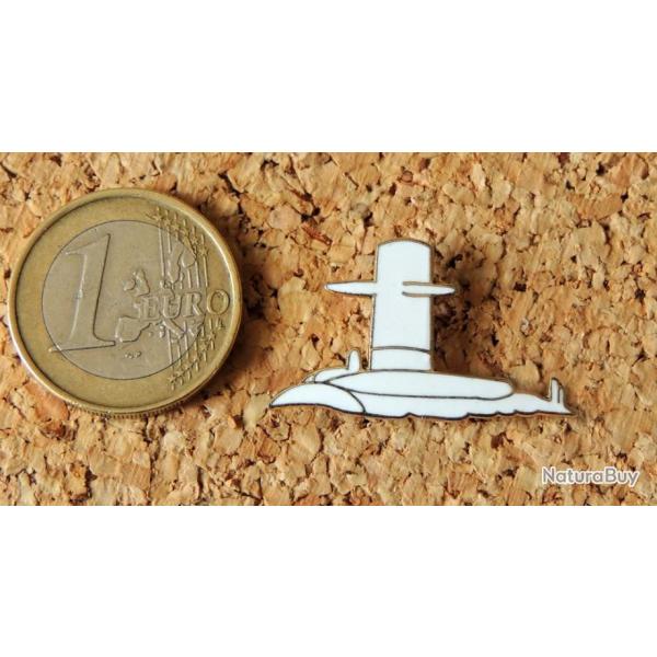 Pin's MARINE MILITAIRE - Sous Marin blanc en surface - EMAIL - fabricant inconnu