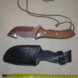 Couteau de chasse à dépecer : manche en bois, fourreau en cuir, lanière synthétique.