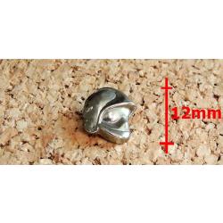 Pin's SAPEURS POMPIERS - Casque F1 de SP en relief 12 mm - métal chromé - fabricant inconnu