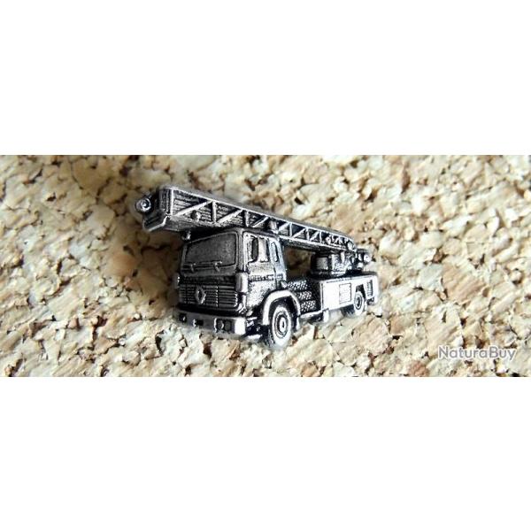 Pin's SAPEURS POMPIERS - Camion RENAULT de SP - mtal argent - fabricant AMC