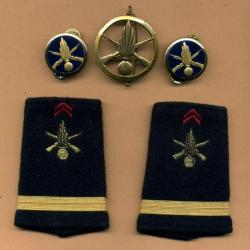 Lot Infanterie -  insigne de béret + fourreaux d'épaules + insignes de col