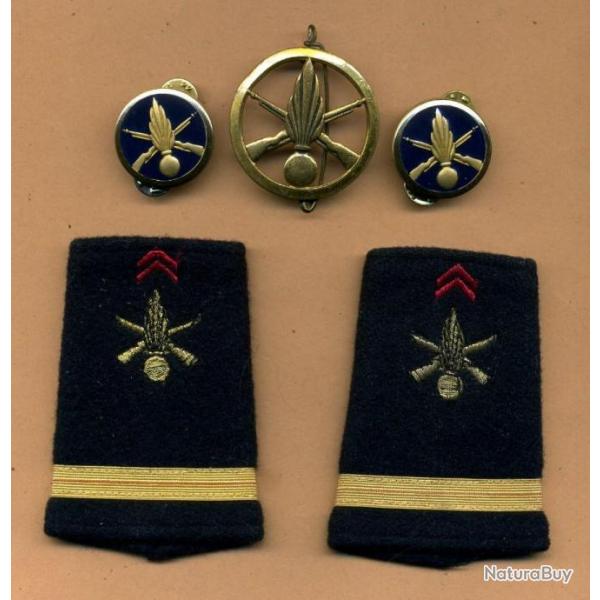 Lot Infanterie -  insigne de bret + fourreaux d'paules + insignes de col