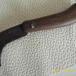 Nogent, Grande serpette ancienne des années 50/60.Acier au carbone, bois de hetre? Très bon état