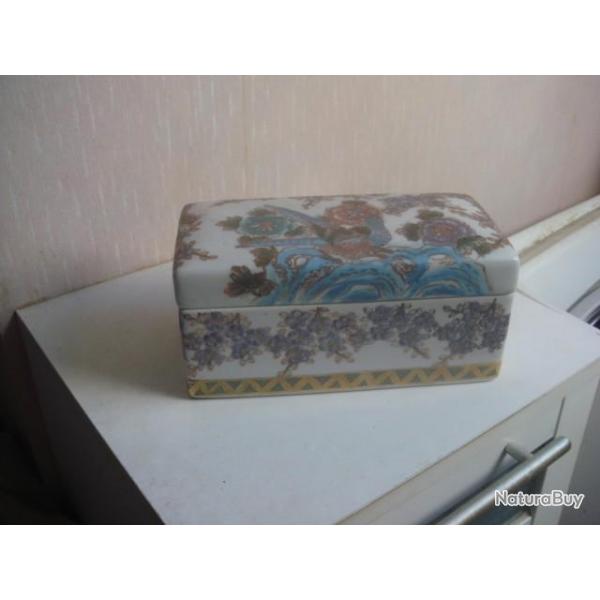 boite ancienne japonais en cramique hauteur 10 cm x 21 cm, signe