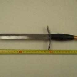 couteau d'origine - dague - poignard - L total 32 cm la lame19 cm ,5 poignée en rondelles de cuir