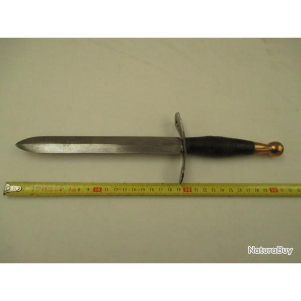 couteau d'origine - dague - poignard - L total 32 cm la lame19 cm ,5 poigne en rondelles de cuir