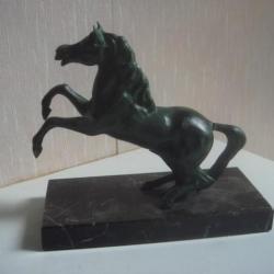 Sculpture en régule cheval sur support marbre, hauteur 17 cm x 17,5 cm