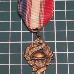 MÉDAILLE  UNION NATIONALE DES COMBATTANTS (2)