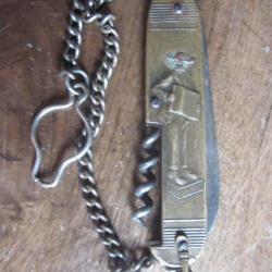 couteau pliant motif personnages haut bas  relief avec chainette