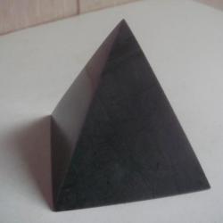 Pyramide en malachite vert, hauteur 7,5 cm base 6,5 cm