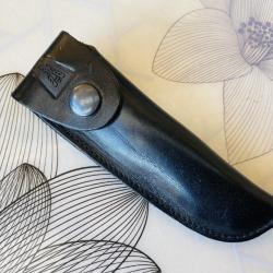 Etui en croûte de cuir pour Couteau de poche Laguiole made in France avec un manche de 12 cm.
