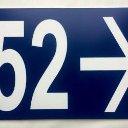 plaque numéro de maison, de rue personnalisé + flèche à droite format 100 x 150 mm fond BLEU