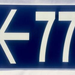 plaque numéro de maison, de rue personnalisé + flèche à gauche format 100 x 150 mm fond BLEU